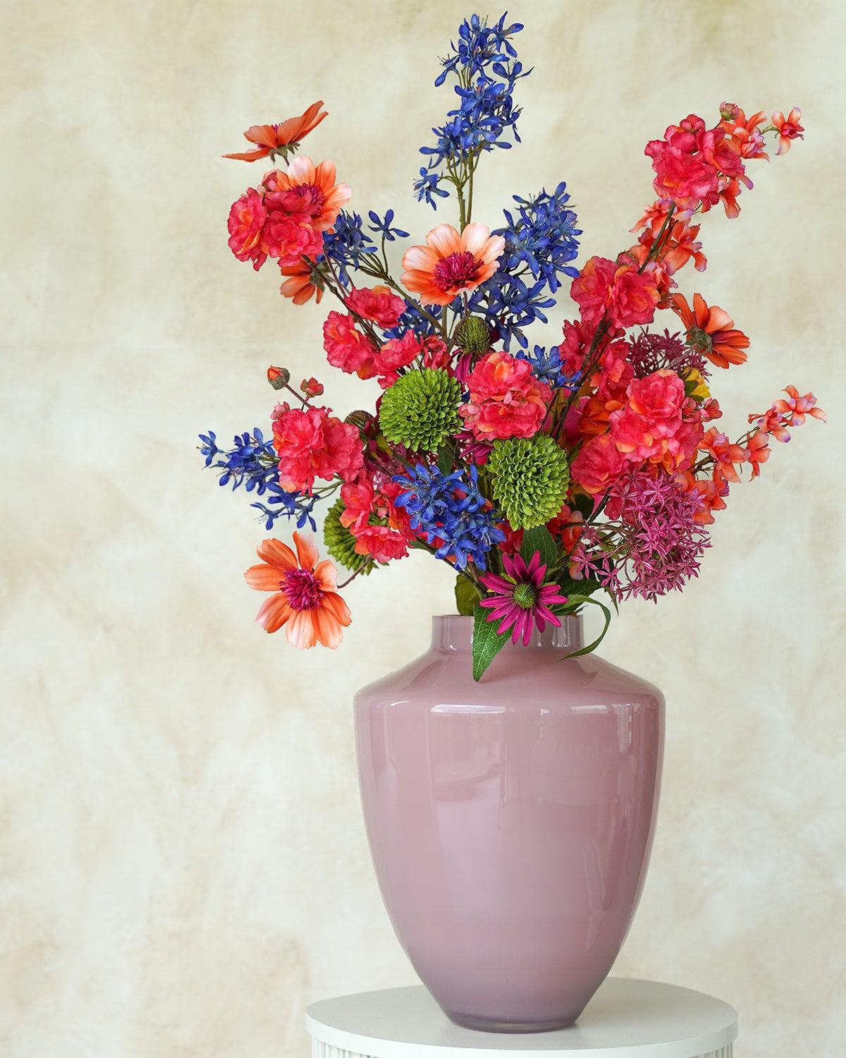 Zomerse kunstbloemen boeket Cielo van Fan of Flowers opgesteld in elegante lichtroze vaas Rosa.
