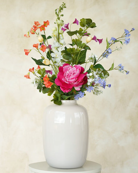 Handgebonden zijden veldboeket Boeket Hermosa van Fan of Flowers gecombineerd met witte vaas Crema maat M