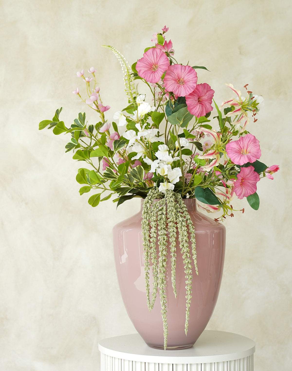 Fris roze zijden boeket Mila van Fan of Flowers prachtig opgesteld in vaas Rosa.