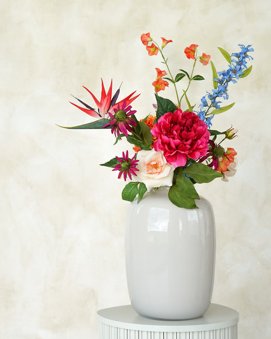 Kleurrijke zijden bloemen: tropisch boeket Boeket Paraíso van Fan of Flowers in vaas Crema