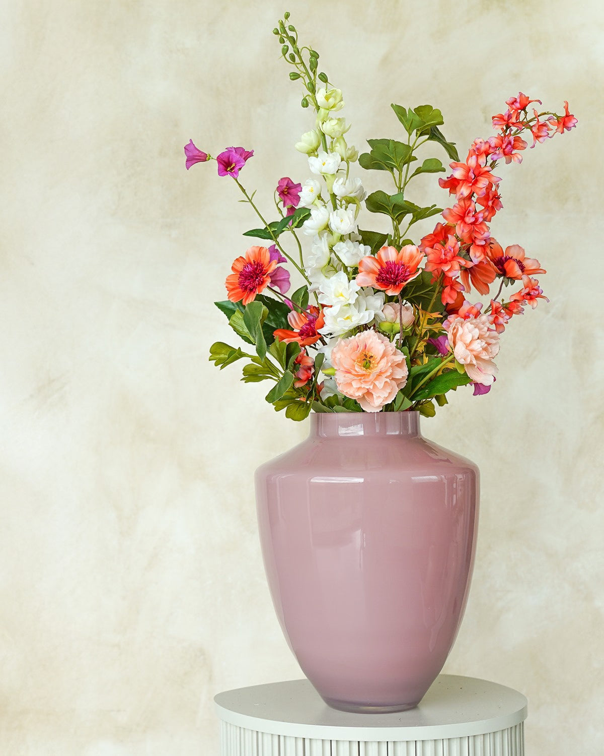 Prachtig kleurrijk zijden boeket Vela van Fan of Flowers in de zacht roze vaas Rosa.