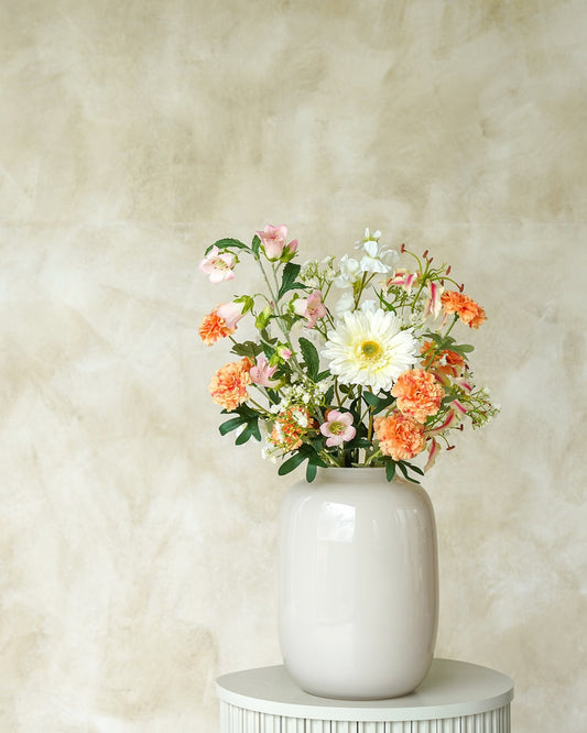 Stralend oranje zijden boeket Viva van Fan of Flowers in Vaas Crema