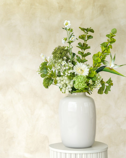Prachtig wit met groen zijden boeket Niva van Fan of Flowers in de tijdloze vaas Crema.