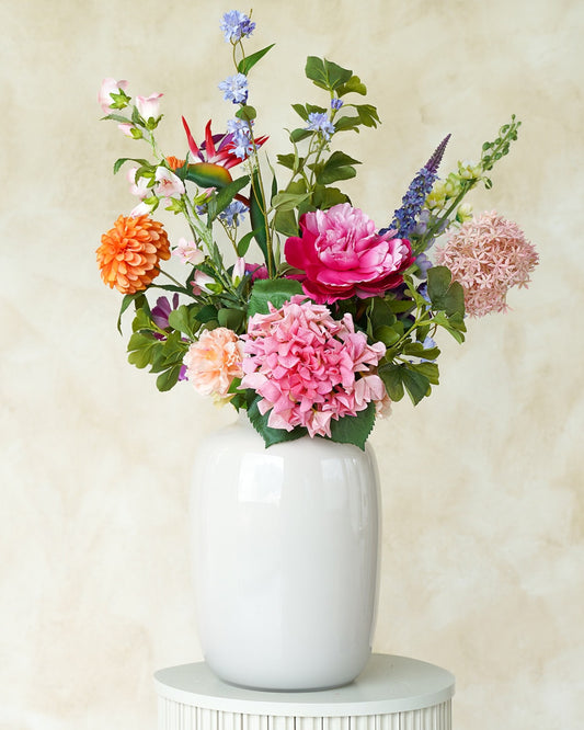 Sfeervol zijden boeket Alba uit de collectie van Fan of Flowers gepresenteerd in vaas Crema.