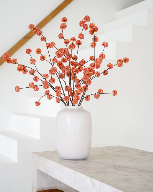 Oranje zijden pompom takken in lichte Vaas Crema M van Fan of Flowers