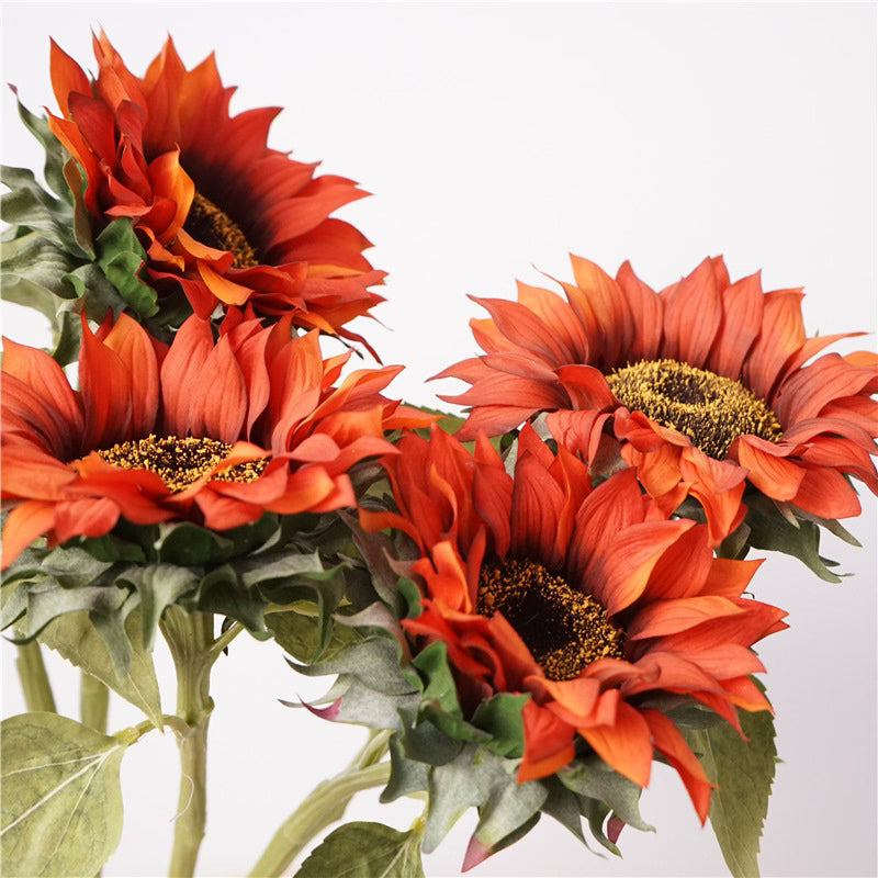 Close-up van dieprode real-touch zijden zonnebloemen Solea Fuego van Fan of Flowers