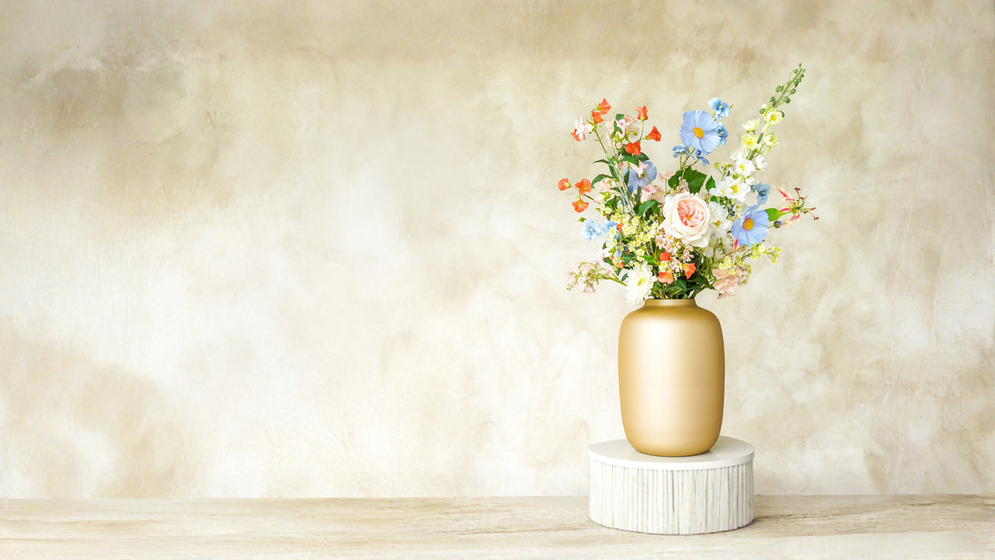 Zijden boeket in designvaas van Fan of Flowers in Venray
