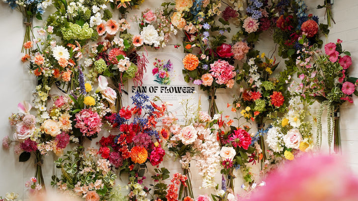 Levensecht zijden boeket van Fan of Flowers in interieur als alternatief voor verse bloemen