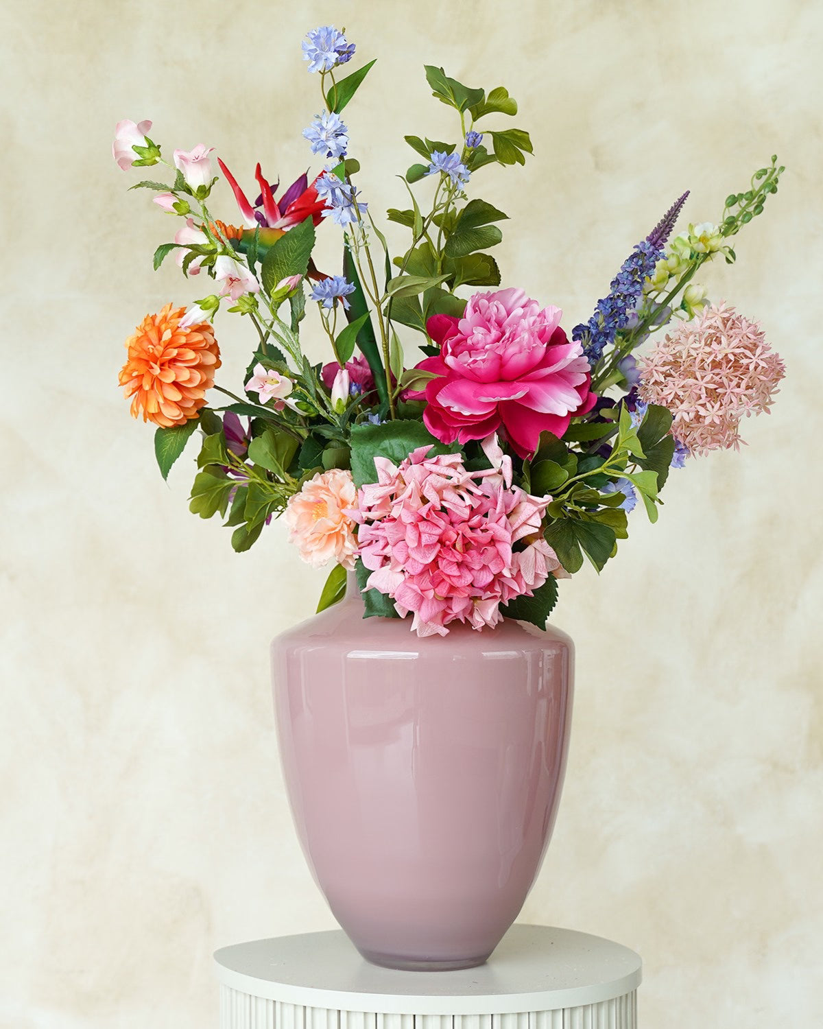 Vrolijk kleurrijk zijden boeket Alba van Fan of Flowers prachtig opgesteld in vaas Rosa.