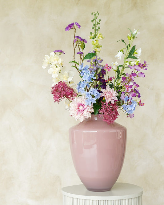 Kleurrijk paars met blauw zijden veldboeket Amatista van Fan of Flowers prachtig opgesteld in vaas Rosa.