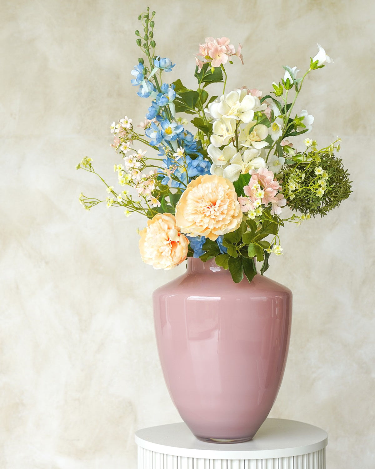 Zacht pastelkleurig zijden boeket Brisa van Fan of Flowers prachtig opgesteld in vaas Rosa.