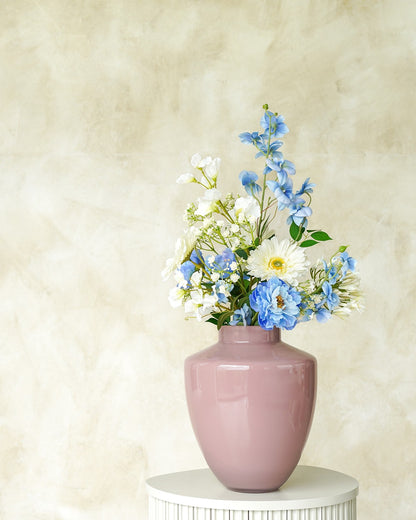 Het frisse zijden boeket Celeste gepresenteerd in de zacht roze vaas Rosa van Fan of Flowers.