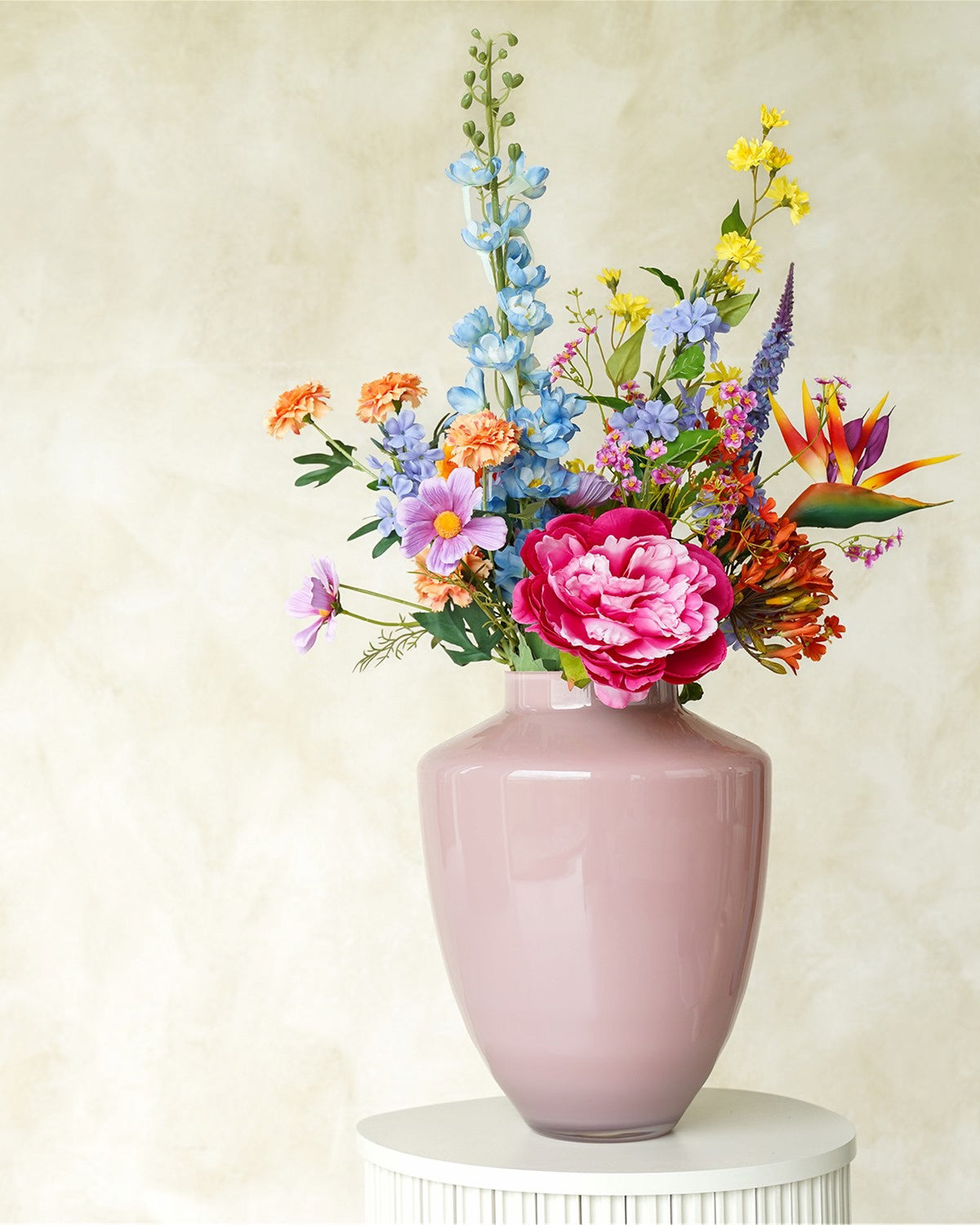 Kleurrijk zijden boeket Fiera van Fan of Flowers elegant opgesteld in de lichtroze vaas Rosa.