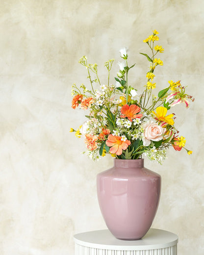 Vrolijk kleurrijk zijden veldboeket Fio van Fan of Flowers prachtig opgesteld in vaas Rosa.