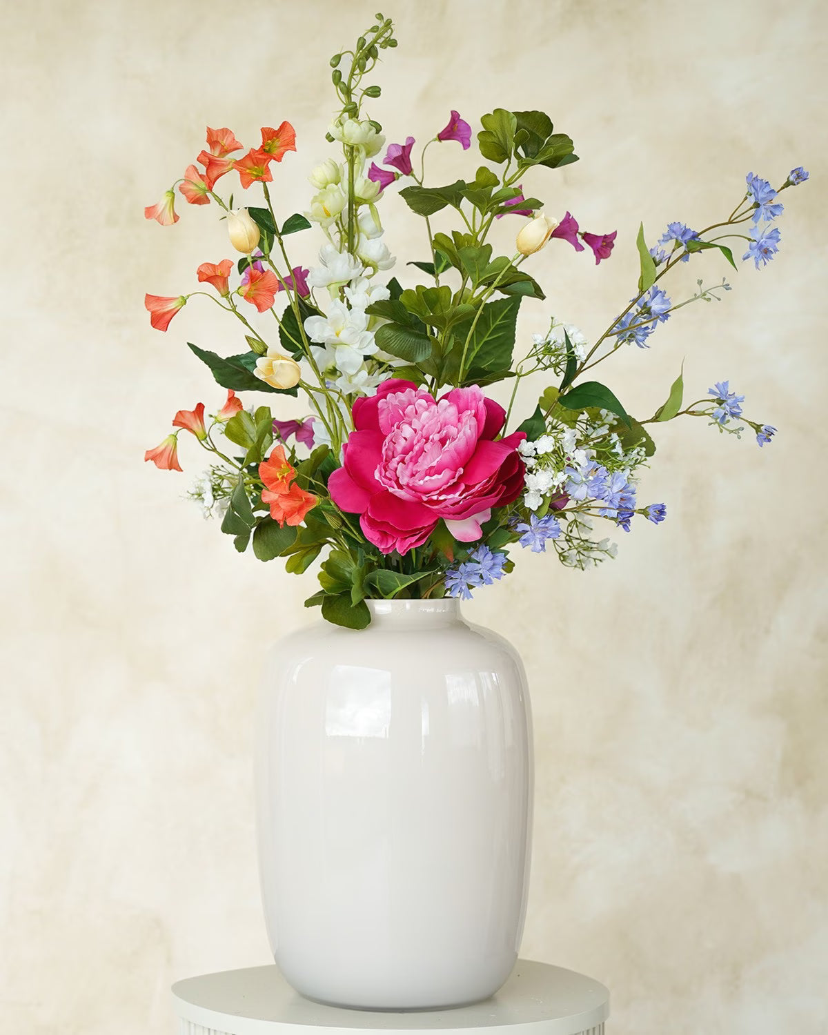 Handgebonden zijden veldboeket Boeket Hermosa van Fan of Flowers gecombineerd met witte vaas Crema maat M