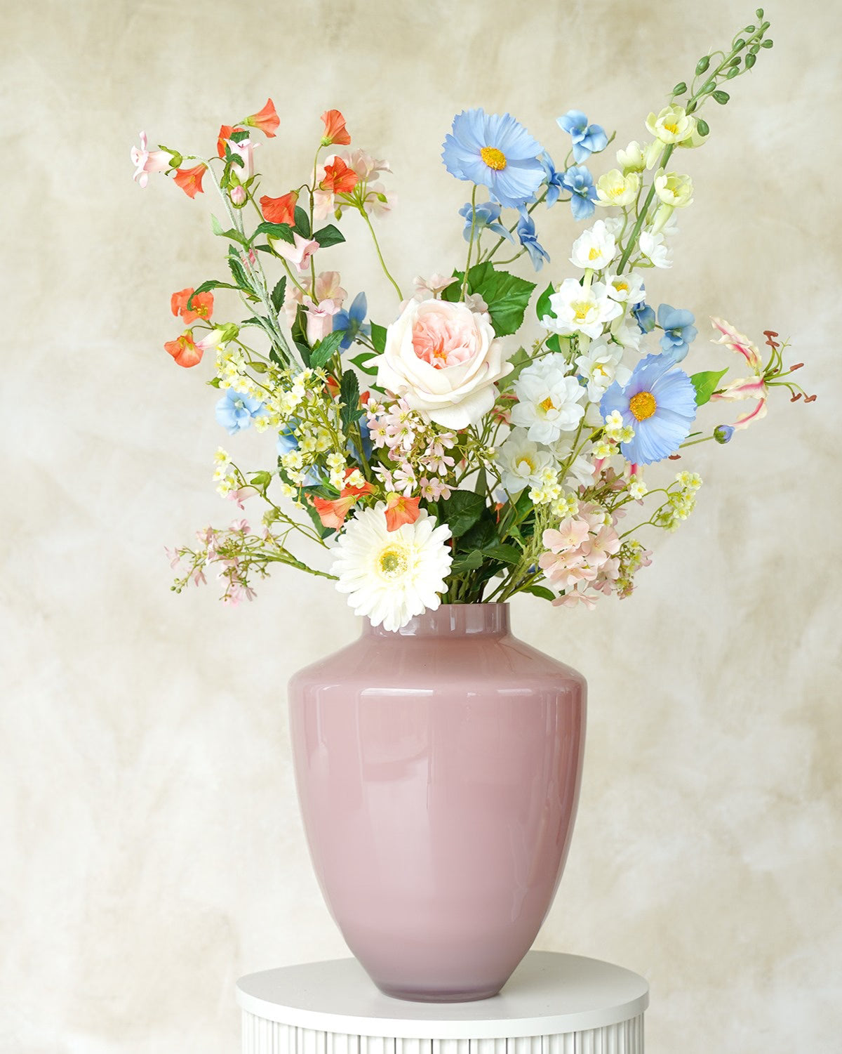 Zacht pastelkleurig zijden veldboeket Mari van Fan of Flowers prachtig opgesteld in vaas Rosa.