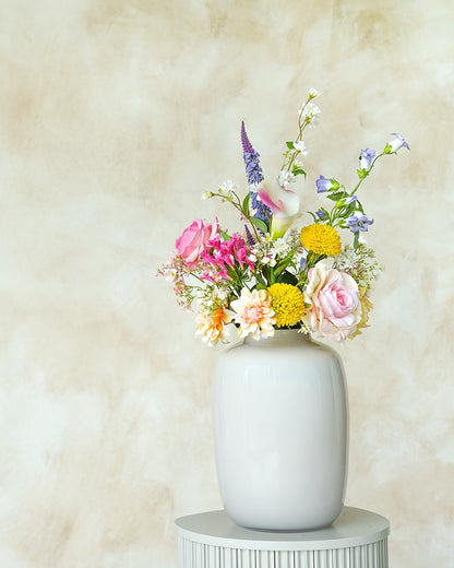Kleurrijk zijden boeket Nina in de glanzende vaas Crema van Fan of Flowers.