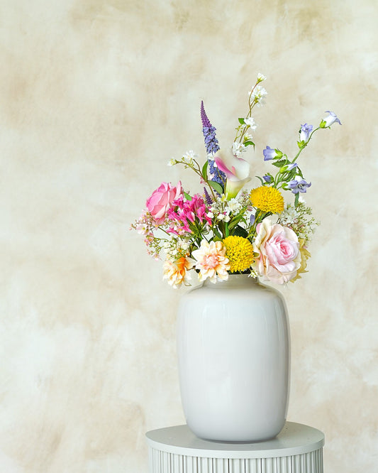 Kleurrijk zijden boeket Nina in de glanzende vaas Crema van Fan of Flowers.