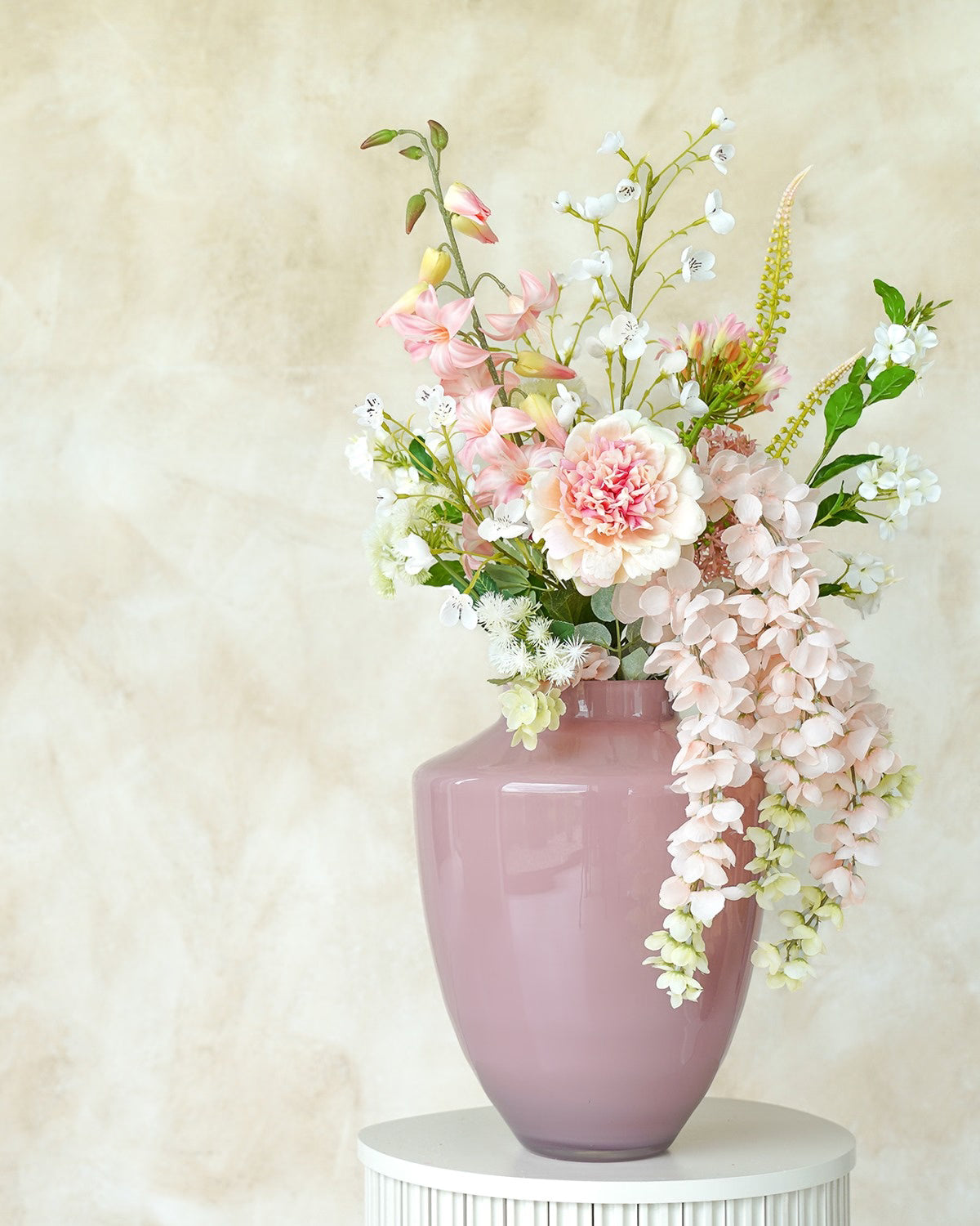 Zachtroze met wit zijden boeket Nube van Fan of Flowers prachtig opgesteld in vaas Rosa.