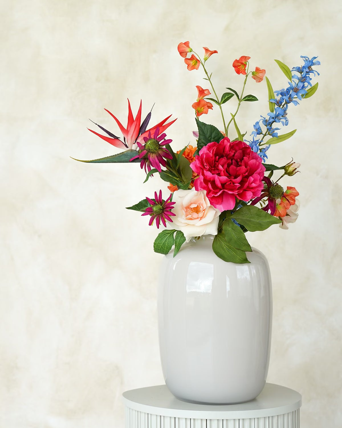 Kleurrijke zijden bloemen: tropisch boeket Boeket Paraíso van Fan of Flowers in vaas Crema
