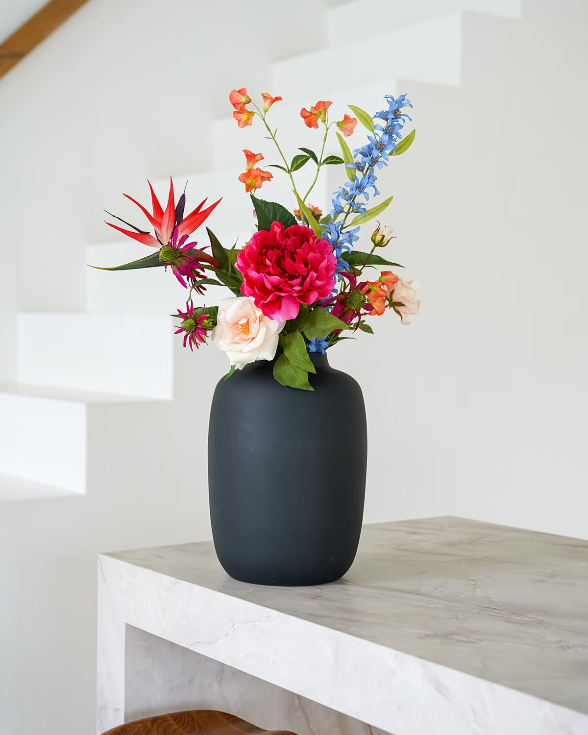 Exclusieve zijden bloemen: exotisch kunstboeket Boeket Paraíso van Fan of Flowers in zwarte vaas Negro