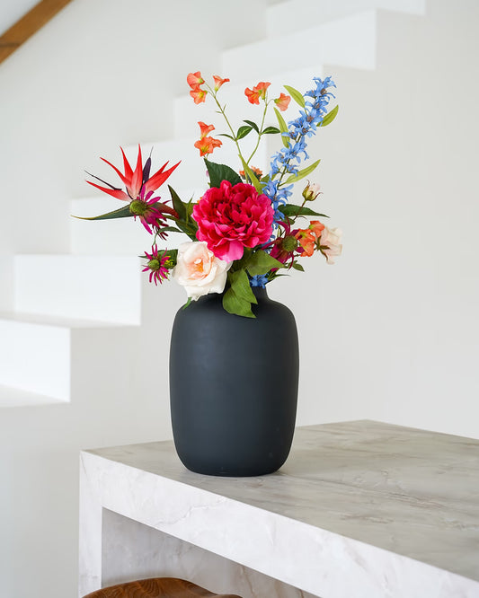 Exclusieve zijden bloemen: exotisch kunstboeket Boeket Paraíso van Fan of Flowers in zwarte vaas Negro