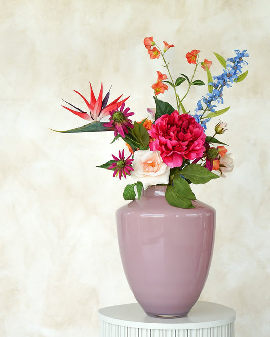 Luxe zijden bloemen en boeketten: Boeket Paraíso van Fan of Flowers gecombineerd met roze vaas Rosa