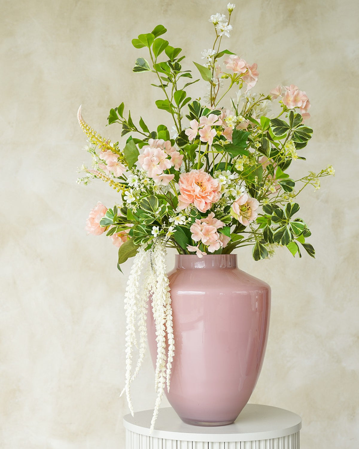 Sfeervol zachtroze zijden veldboeket Perla van Fan of Flowers prachtig opgesteld in vaas Rosa.