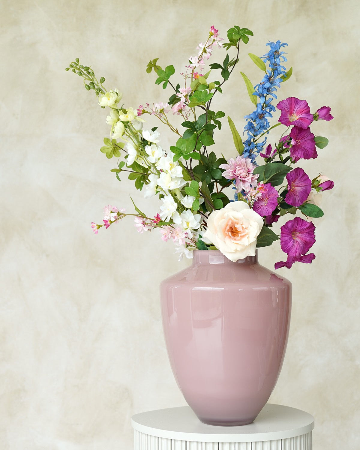 Kleurrijk en sfeervol zijden boeket Rosa van Fan of Flowers prachtig opgesteld in vaas Rosa.