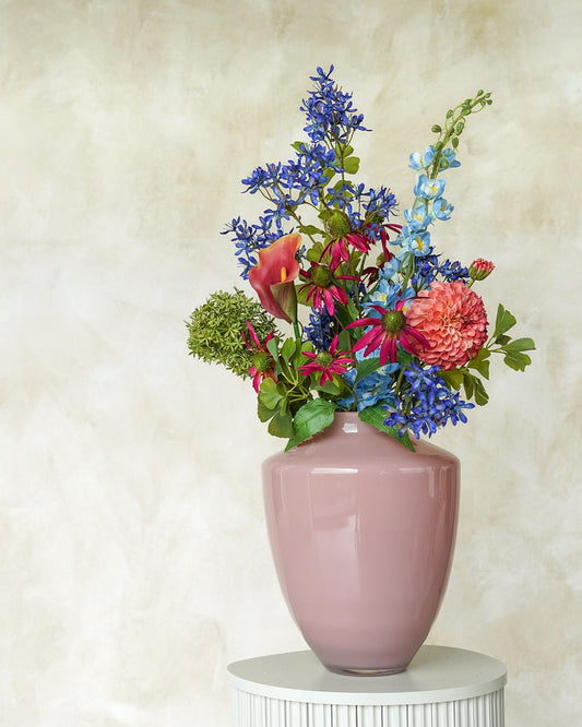 Sfeervol zijden boeket Rubi van Fan of Flowers gepresenteerd in de zacht roze vaas Rosa.