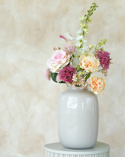 Prachtige zijden boeketten: Boeket Seda van Fan of Flowers gecombineerd met vaas Crema maat S