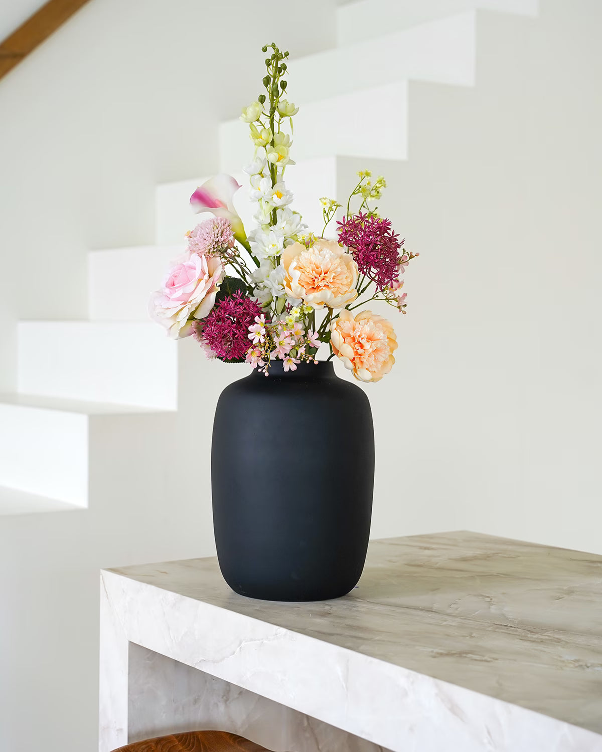 Exclusieve zijden bloemen: kunstboeket Boeket Seda van Fan of Flowers in zwarte vaas Negro maat S