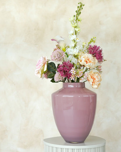 Luxe zijden bloemen en boeketten: Boeket Seda van Fan of Flowers in roze vaas Duna maat S