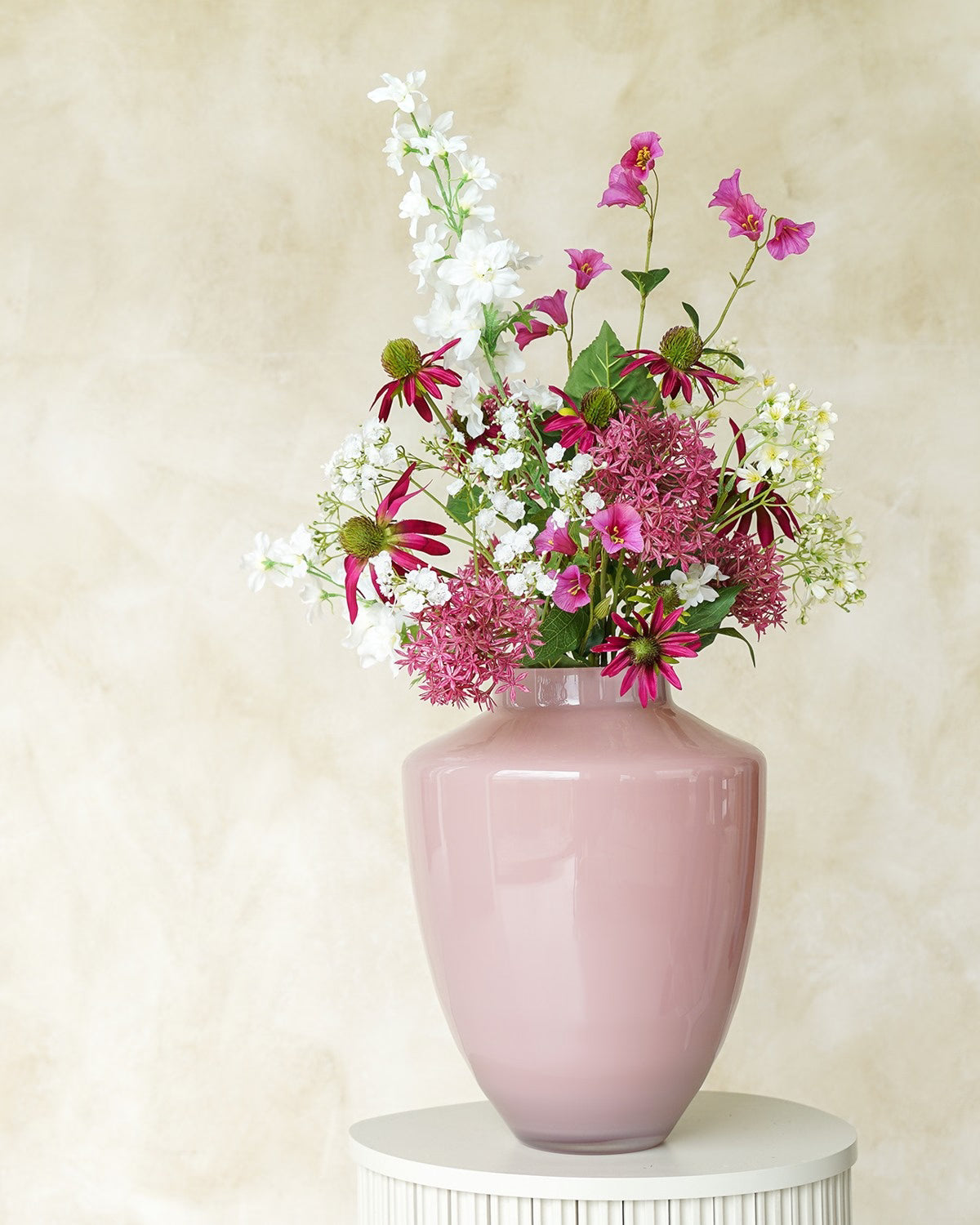 Vrolijk roze en wit zijden boeket Sombrero van Fan of Flowers prachtig opgesteld in vaas Rosa.