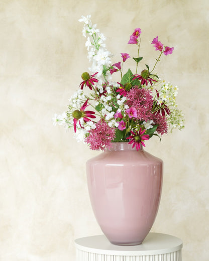 Vrolijk roze en wit zijden boeket Sombrero van Fan of Flowers prachtig opgesteld in vaas Rosa.
