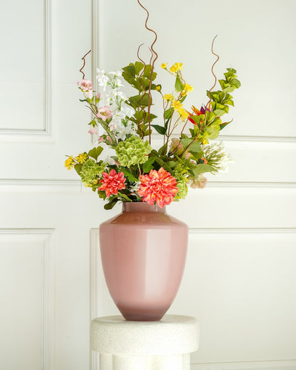 Stijlvol zijden boeket Verde van Fan of Flowers in vaas Rosa gepresenteerd voor een klassieke witte vakkenwand.