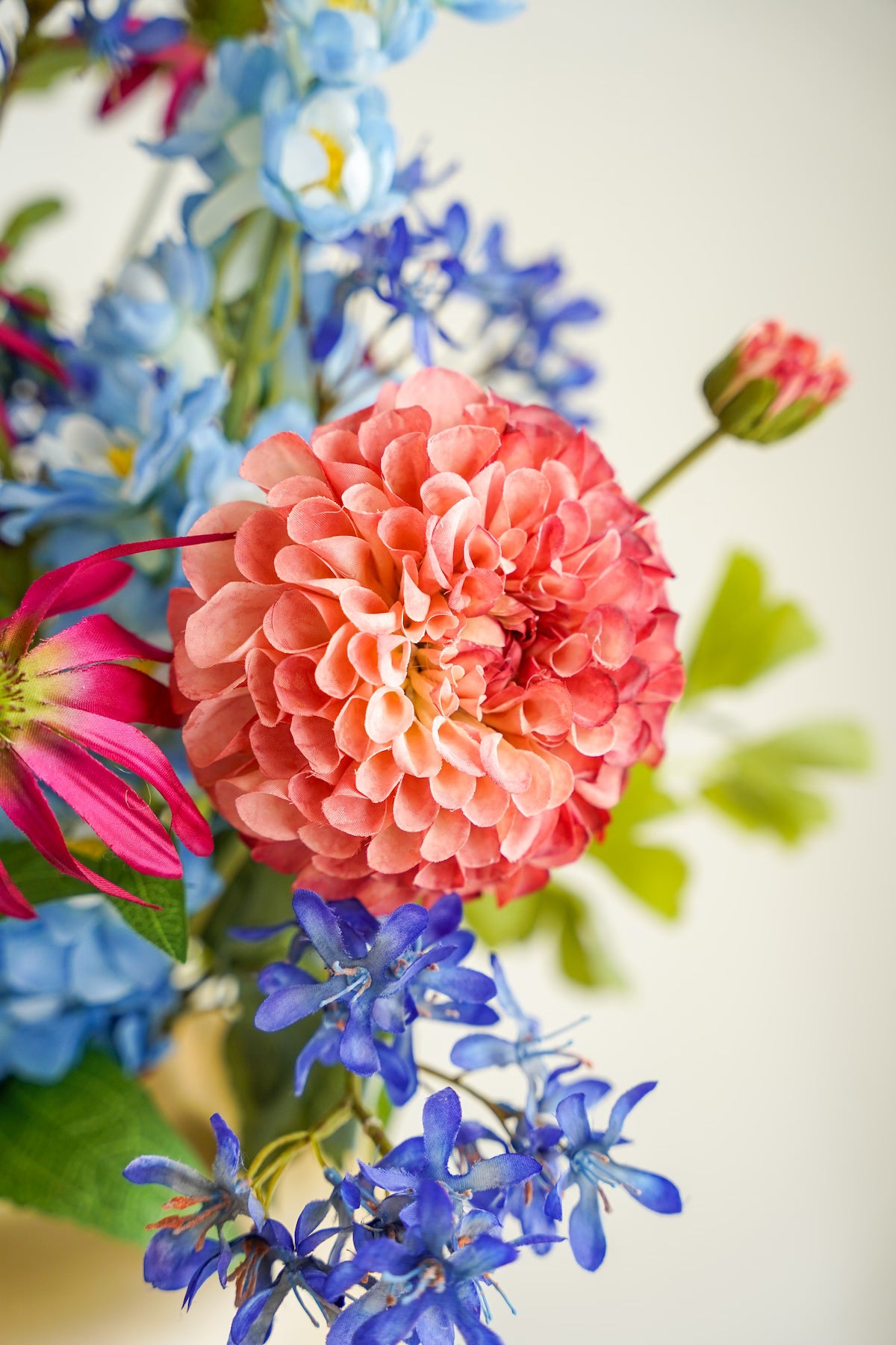 Detailopname van de volle koraalroze zijden dahlia uit boeket Rubi van Fan of Flowers.