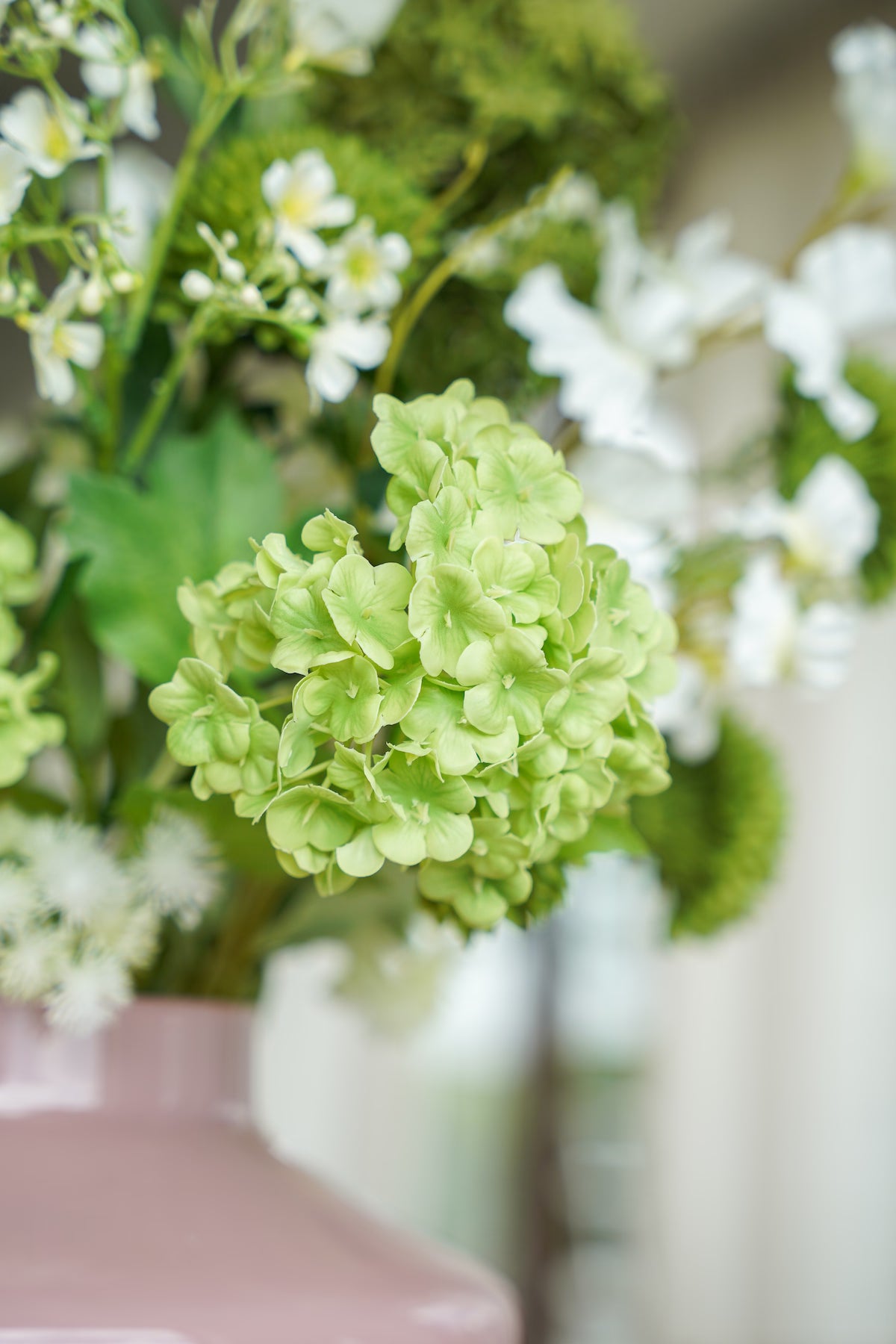 Close-up van de lichtgroene zijden hortensia in boeket Niva van Fan of Flowers.