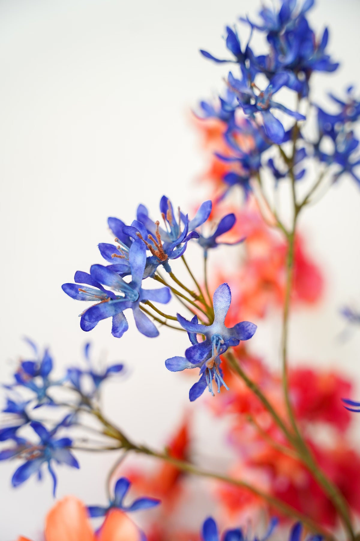Detailopname van de koningsblauwe zijden veldbloemen in boeket Cielo van Fan of Flowers.