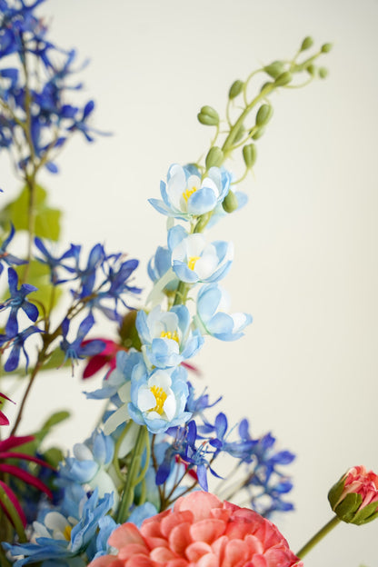 Close-up van de verfijnde blauwe zijden bloemen uit boeket Rubi van Fan of Flowers.