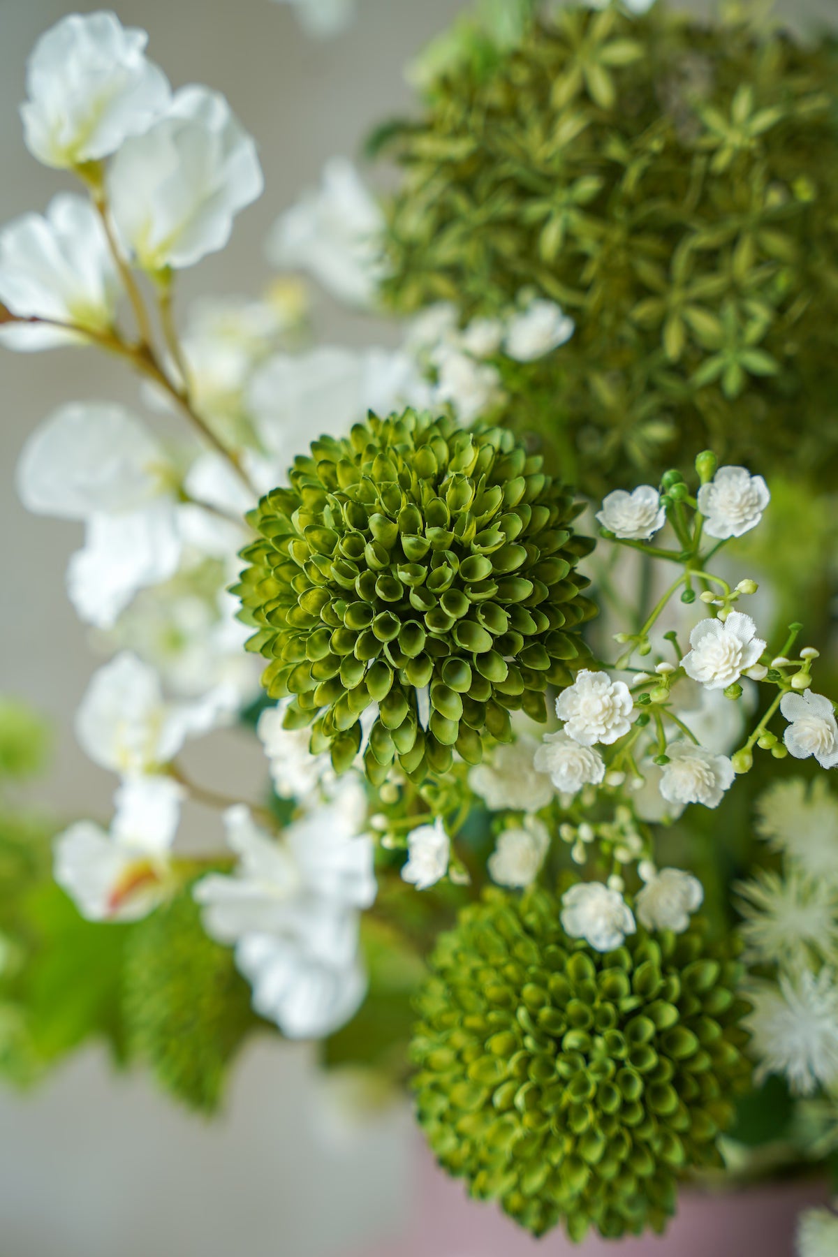 Detailopname van de unieke groene sierbol uit het zijden boeket Niva van Fan of Flowers.
