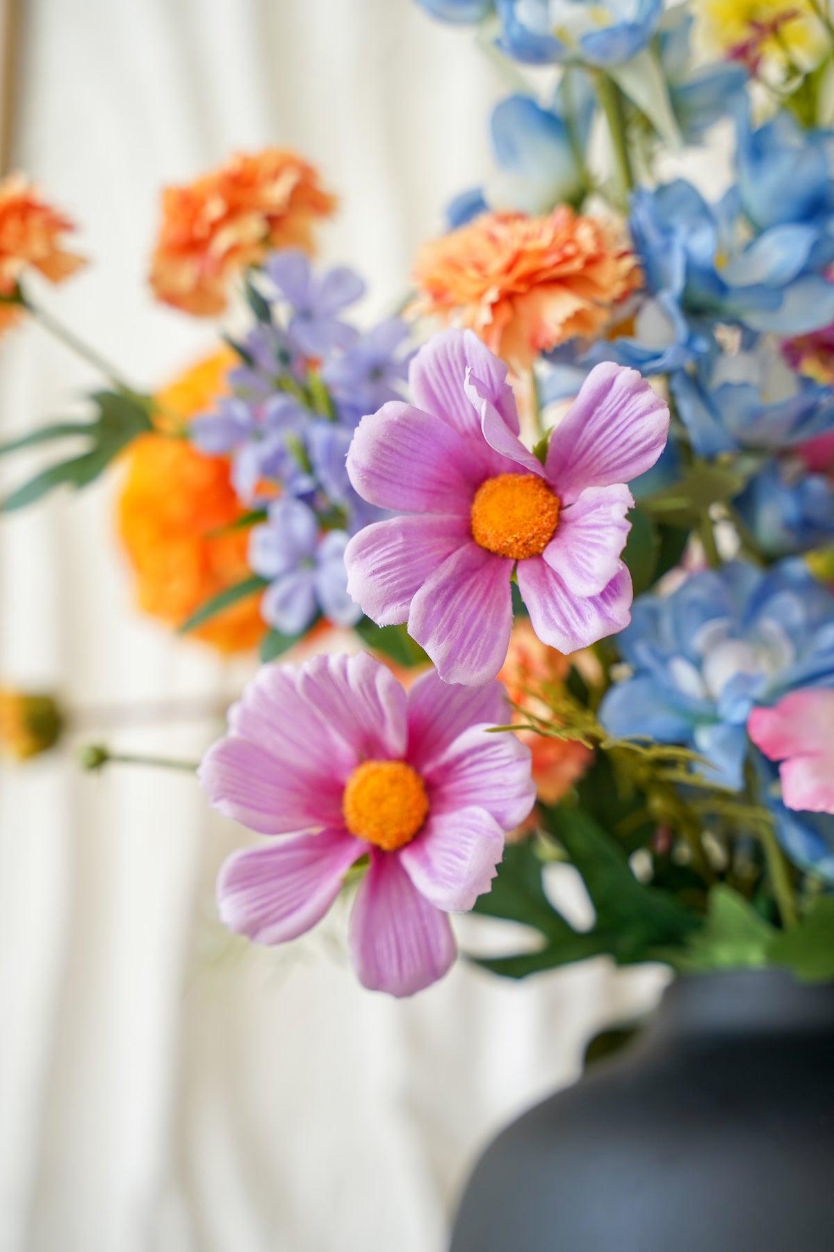Detailopname van lila cosmea kunstbloemen in het zijden boeket Fiera van Fan of Flowers.
