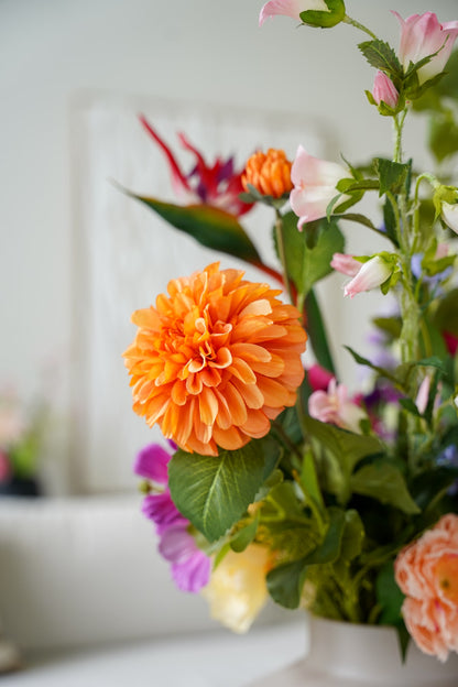 Close-up van de opvallende oranje dahlia in het zijden boeket Alba van Fan of Flowers.