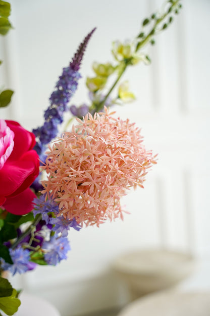 Detailopname van fijne zachtroze en paarse veldbloemen uit zijden boeket Alba van Fan of Flowers.