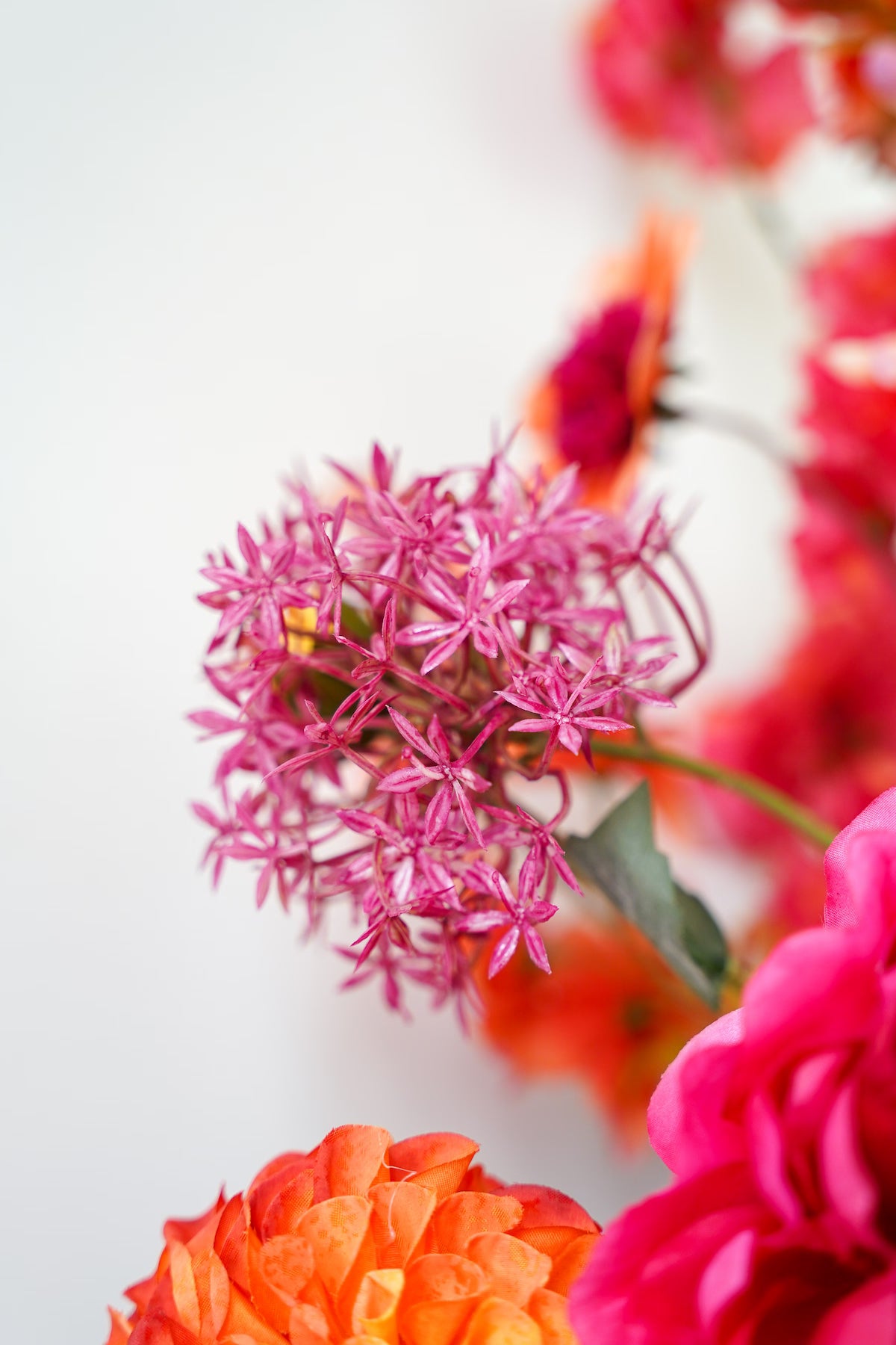 Close-up van de roze stervormige kunstbloem uit het zijden boeket Cielo van Fan of Flowers.