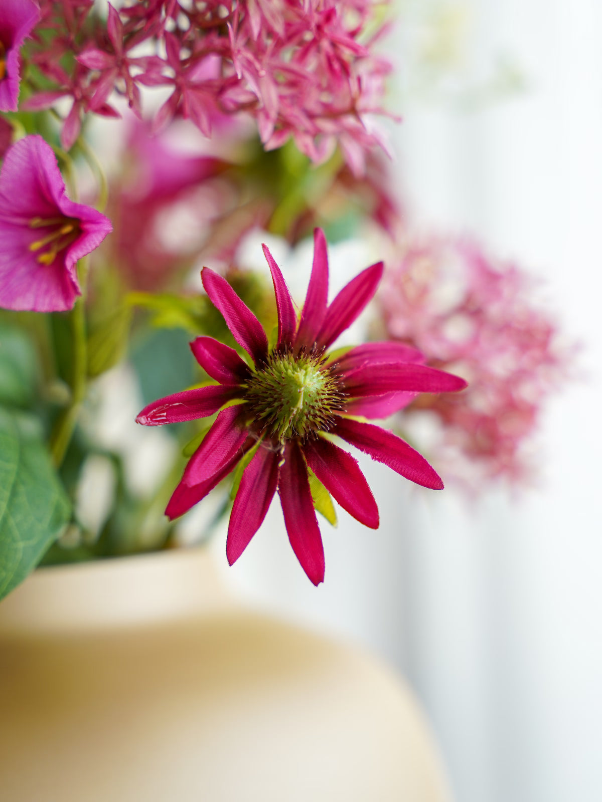 Close-up van de fuchsia roze zonnehoed uit zijden boeket Sombrero van Fan of Flowers.