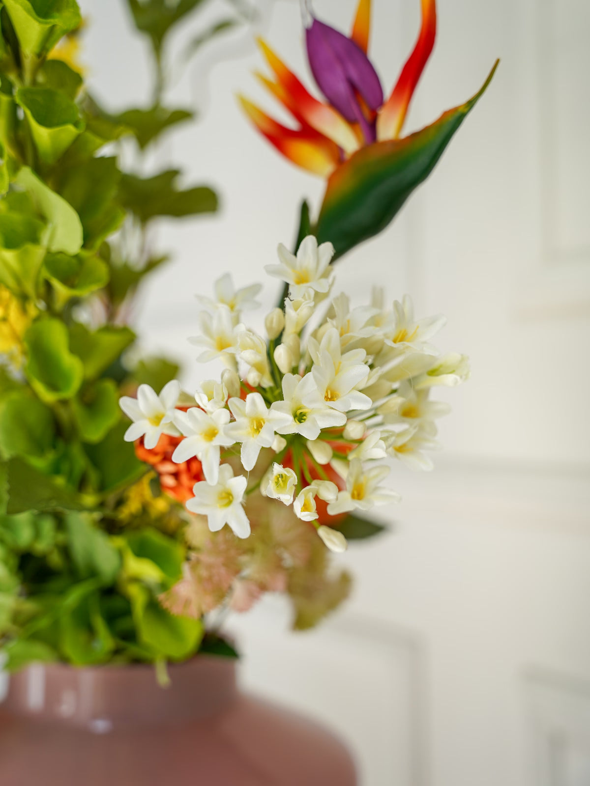 Detailopname van delicate witte kunstbloemen in het zijden boeket Verde van Fan of Flowers.