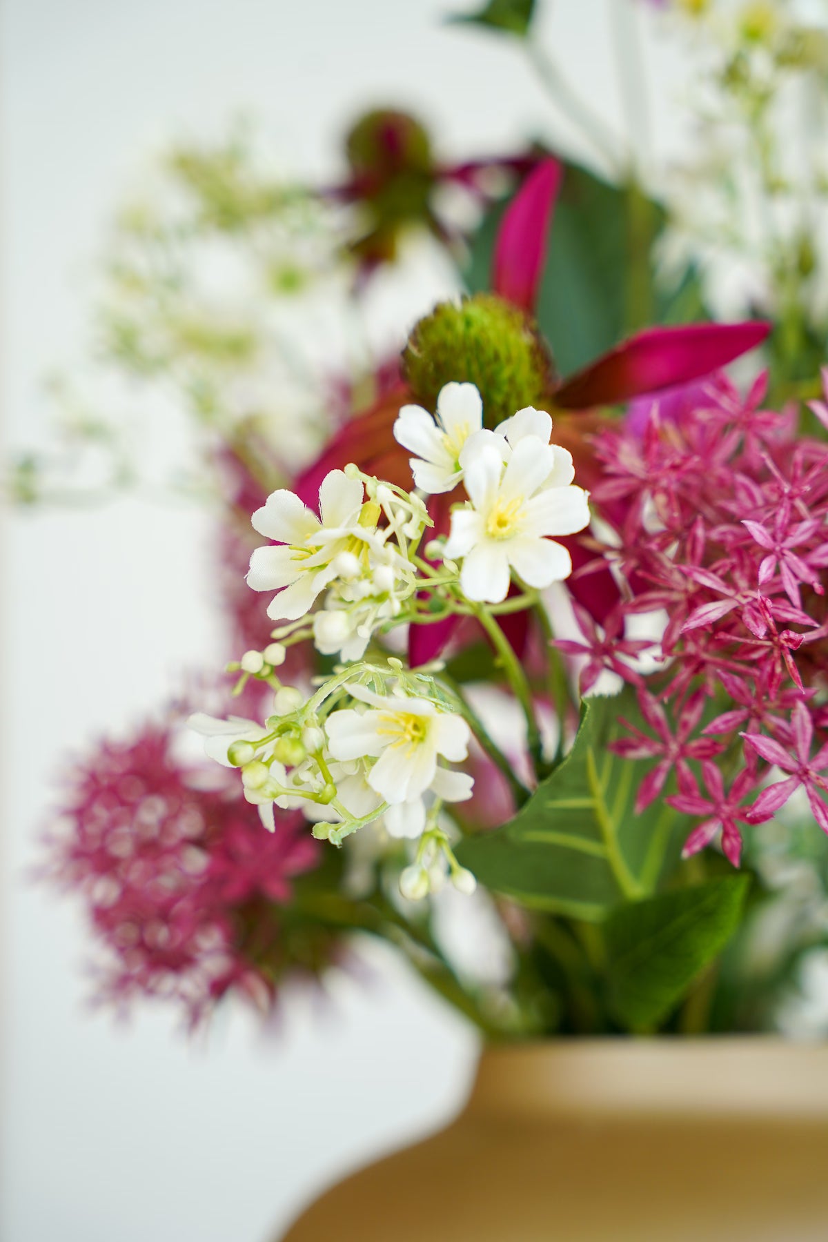 Detailopname van fijne witte veldbloemen uit het zijden boeket Sombrero van Fan of Flowers.