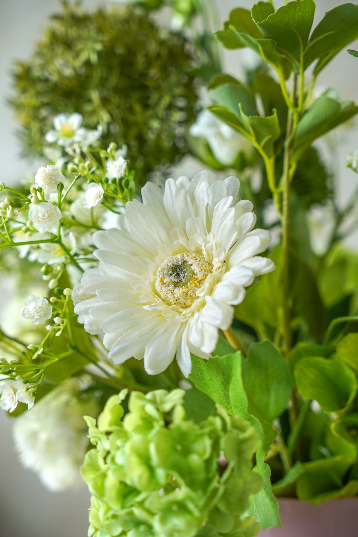 Close-up van de frisse witte zijden gerbera uit boeket Niva van Fan of Flowers.