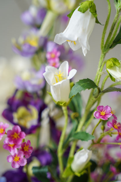Close-up van sierlijke witte en paarse kunstbloemen in het Amatista boeket van Fan of Flowers.